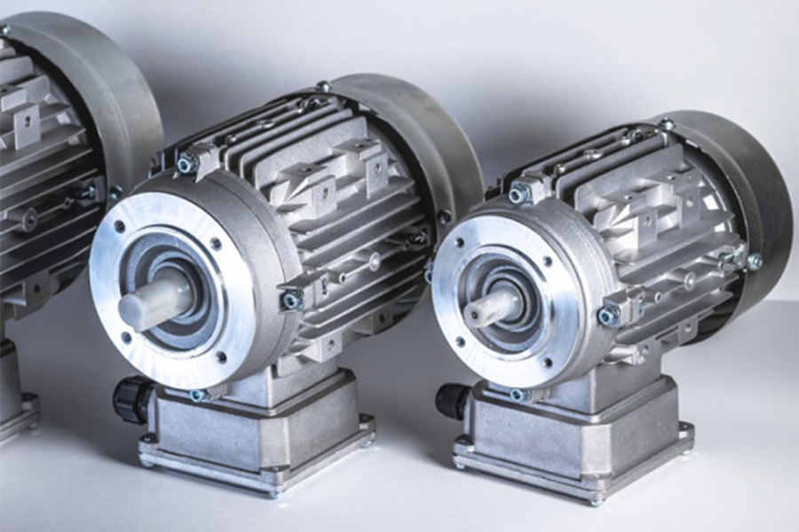 Three-phase asynchronous motors with single-layer windings